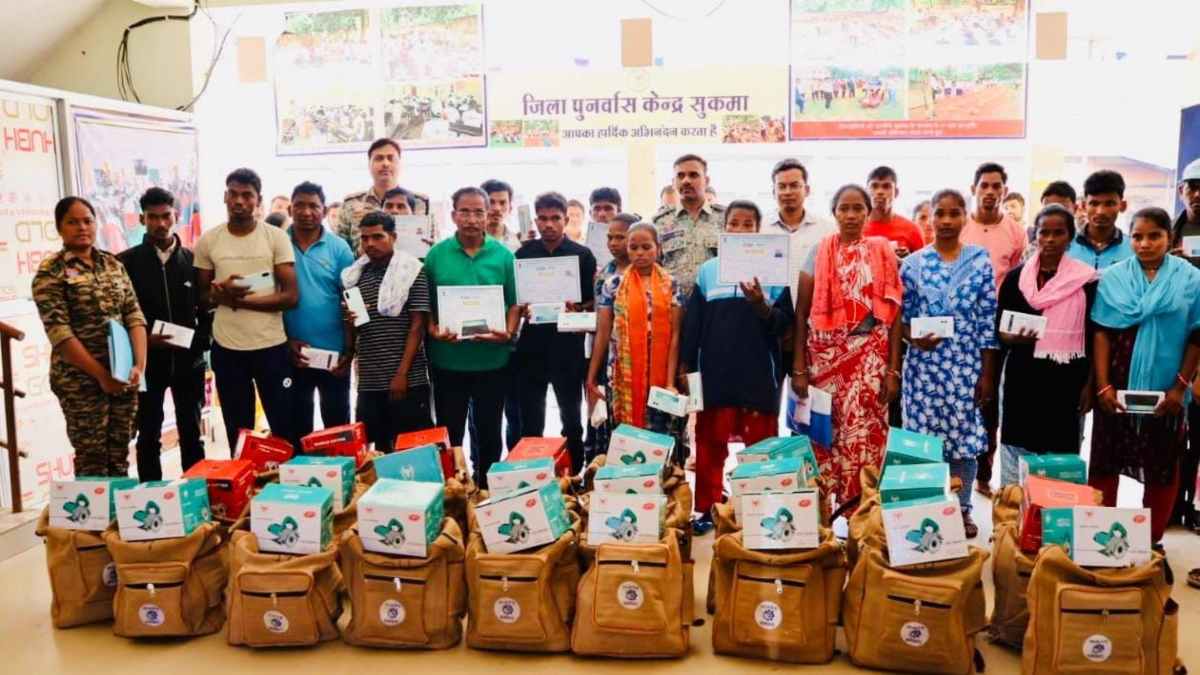 छत्तीसगढ़ की पुनर्वास नीति से लौटी उम्मीदें : आत्मसमर्पित माओवादियों को मिला सम्मानजनक नया जीवन, 75 को 5G स्मार्टफोन, 25 को मेसन किट का वितरण