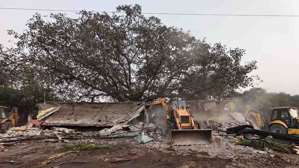 हाईकोर्ट की सख्ती का असर, नेशनल हाईवे किनारे संचालित अवैध ढाबा पर प्रशासन ने चलाया बुलडोजर&hellip;