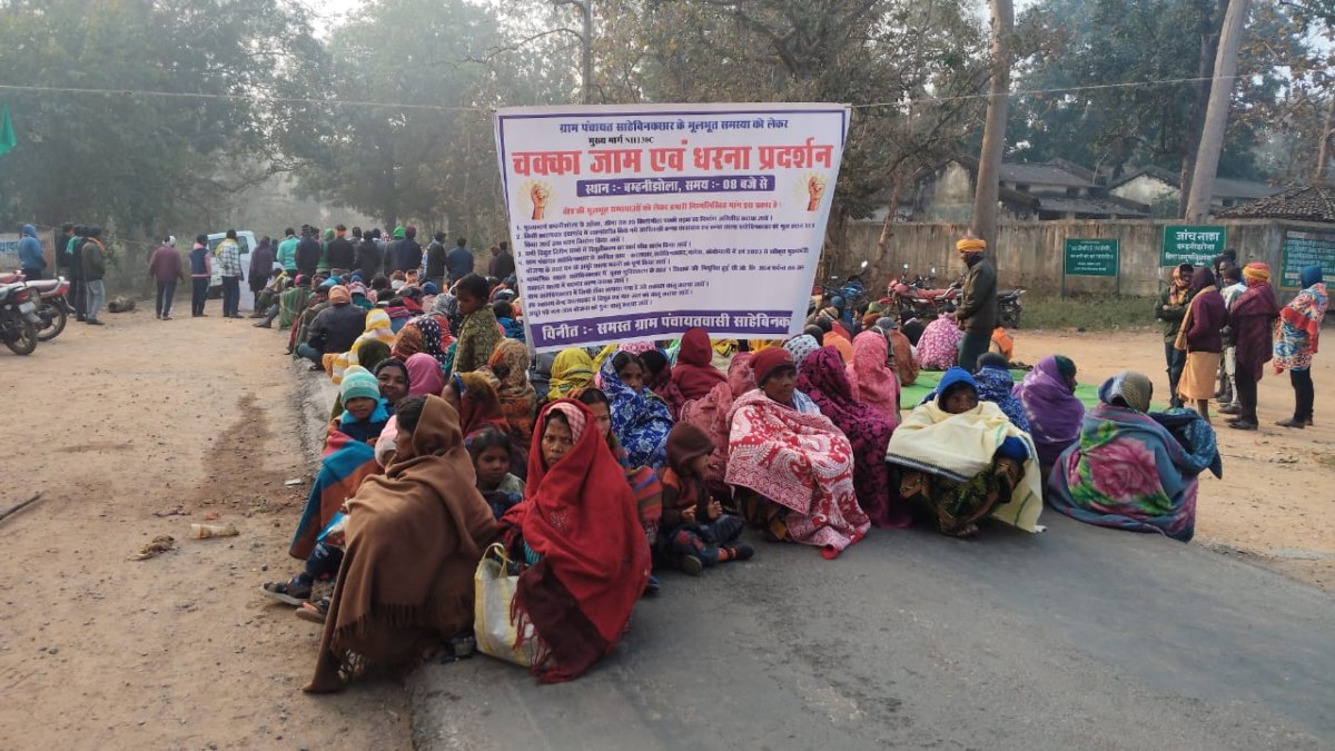 8 सूत्रीय मांगों को लेकर 200 से अधिक ग्रामीणों ने NH-130C पर किया चक्काजाम