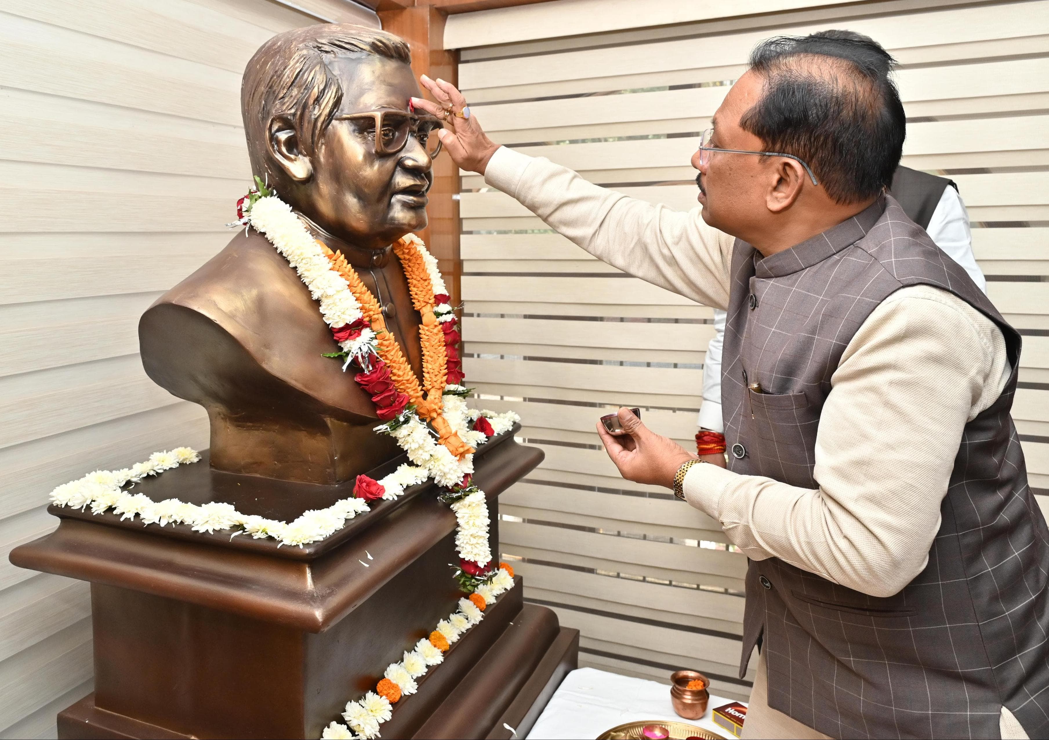 मुख्यमंत्री विष्णु देव साय ने भारत रत्न अटल बिहारी वाजपेयी की प्रतिमा पर माल्यार्पण कर दी श्रद्धांजलि