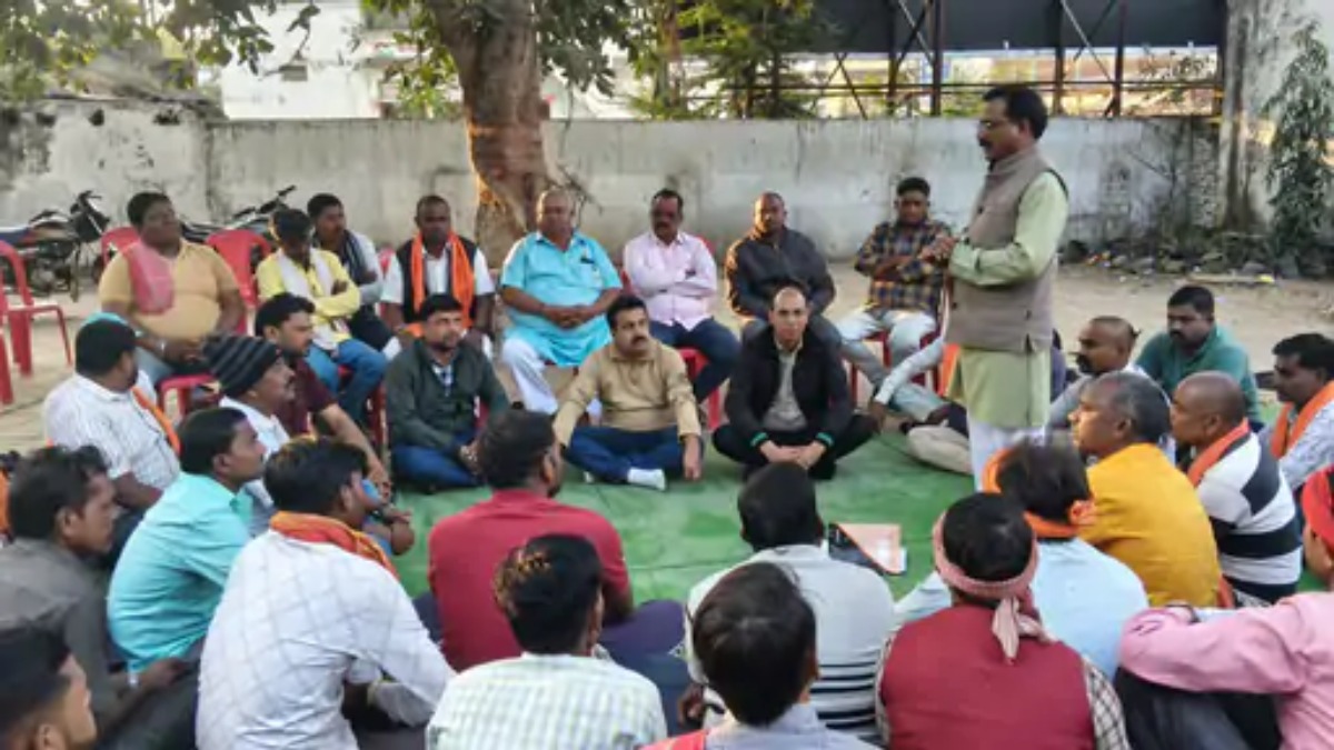 खुले दूध को लेकर विवाद थमा, डेयरी कंपनी के मैनेजरों ने मांगी सार्वजनिक रूप से माफी