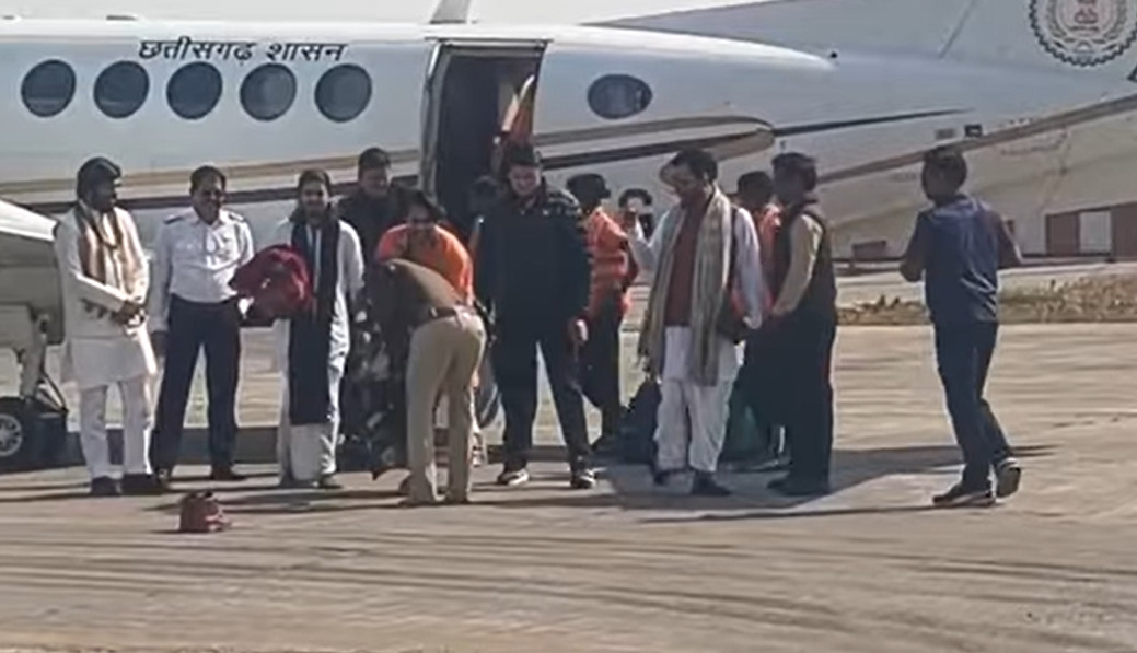 बाबा बागेश्वर का पैर छुने वाले TI की छुट्टी