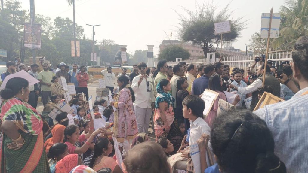 दुर्गा नगर के 120 परिवारों के विस्थापन का विरोध, EWS परिवार संघ ने दुर्गा नगर में ही पुनर्वास की उठाई मांग