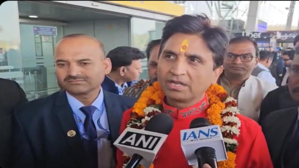 रायपुर पहुंचे कवि कुमार विश्वास, कहा- बांग्लादेश में हिंदुओं पर अत्याचार बेहद चिंताजनक