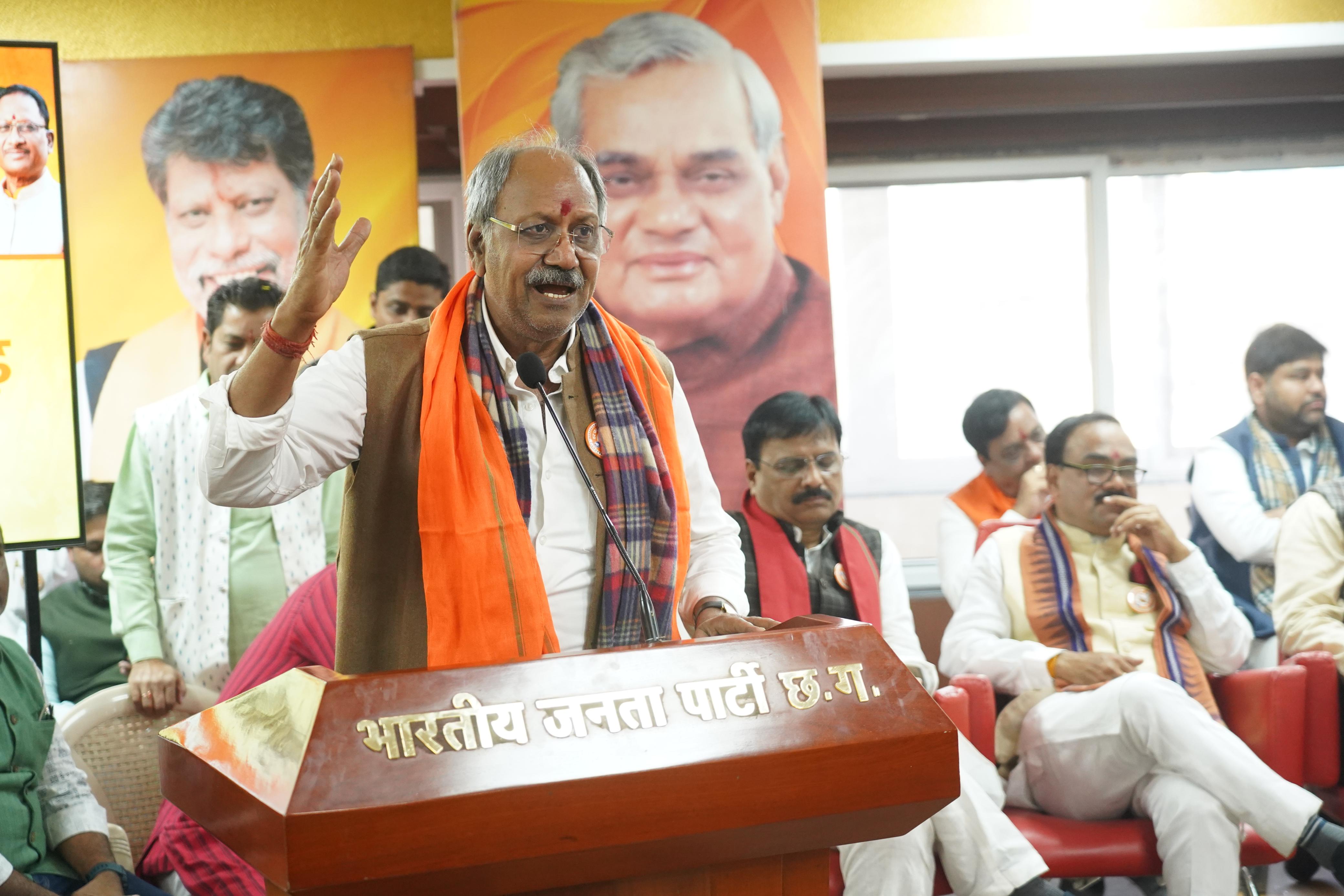 वरिष्ठ भाजपा कार्यकर्ताओं और शतकवीरों का सम्मान अटल बिहारी वाजपेयी को सच्ची श्रद्धांजलि: सांसद बृजमोहन अग्रवाल