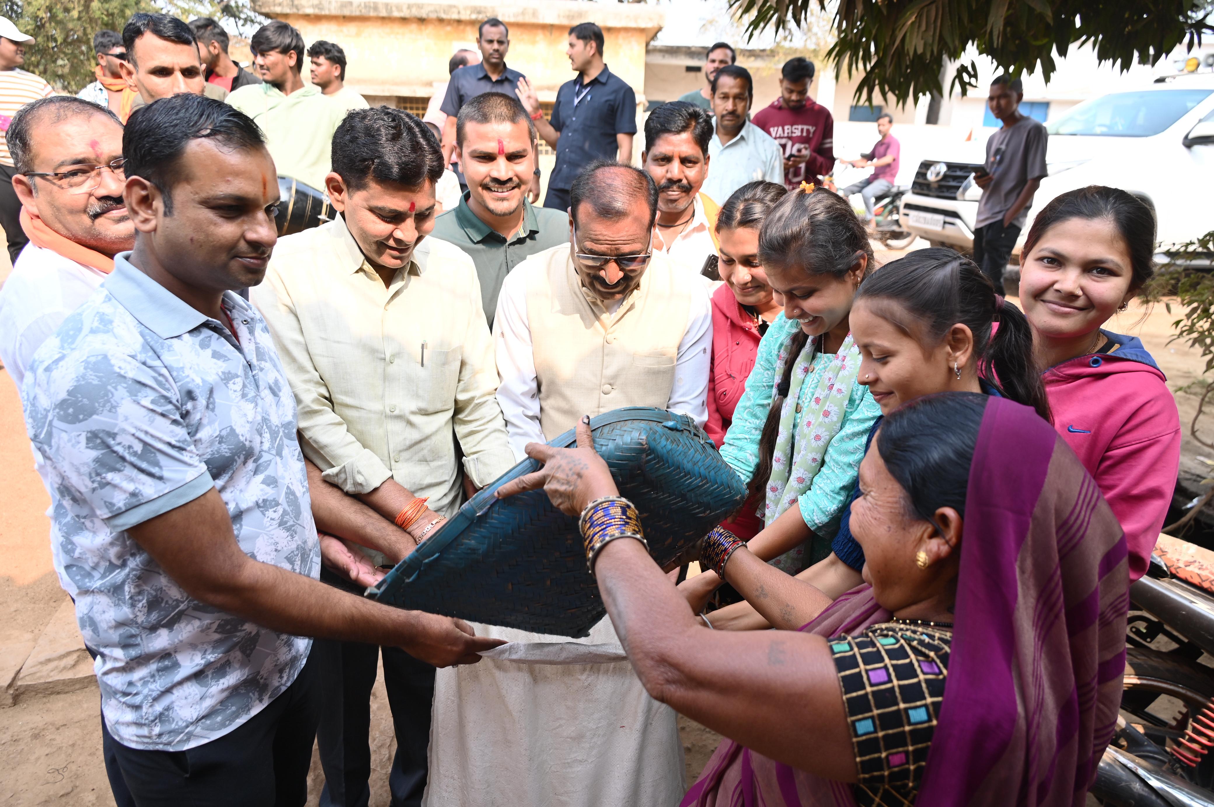 छेरछेरा तिहार: सामाजिक समरसता और लोक संस्कृति का उत्सव, घर-घर अन्न दान लेकर मंत्री टंक राम वर्मा ने निभाई छेरछेरा की परम्परा