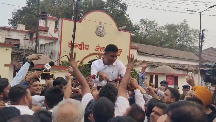 भूपेश बघेल के पुत्र चैतन्य बघेल जेल से रिहा, कांग्रेस कार्यकर्ताओं ने कंधों पर उठाकर किया जोरदार स्वागत, गूंजे नारे