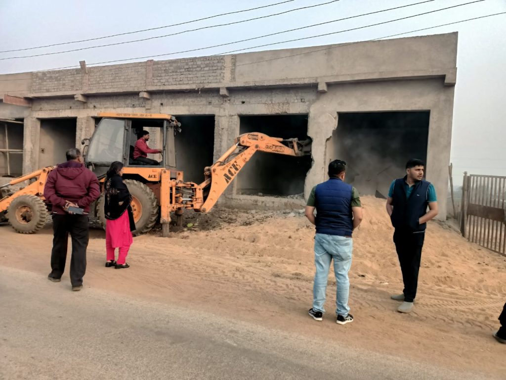 रायपुर में निगम का बुलडोजर एक्शन: टाटीबंध और सोनडोंगरी में अवैध कब्जों पर कार्रवाई, 18 दुकानें व 15 निर्माणाधीन मकान ध्वस्त