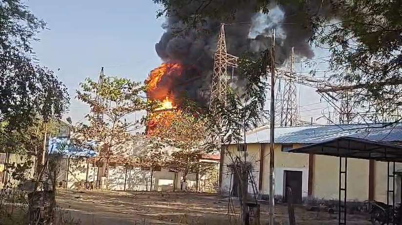 बिजली सब स्टेशन में भीषण आग लगने से अफरा-तफरी, आसमान में उठे काले धुएं के घने गुबार