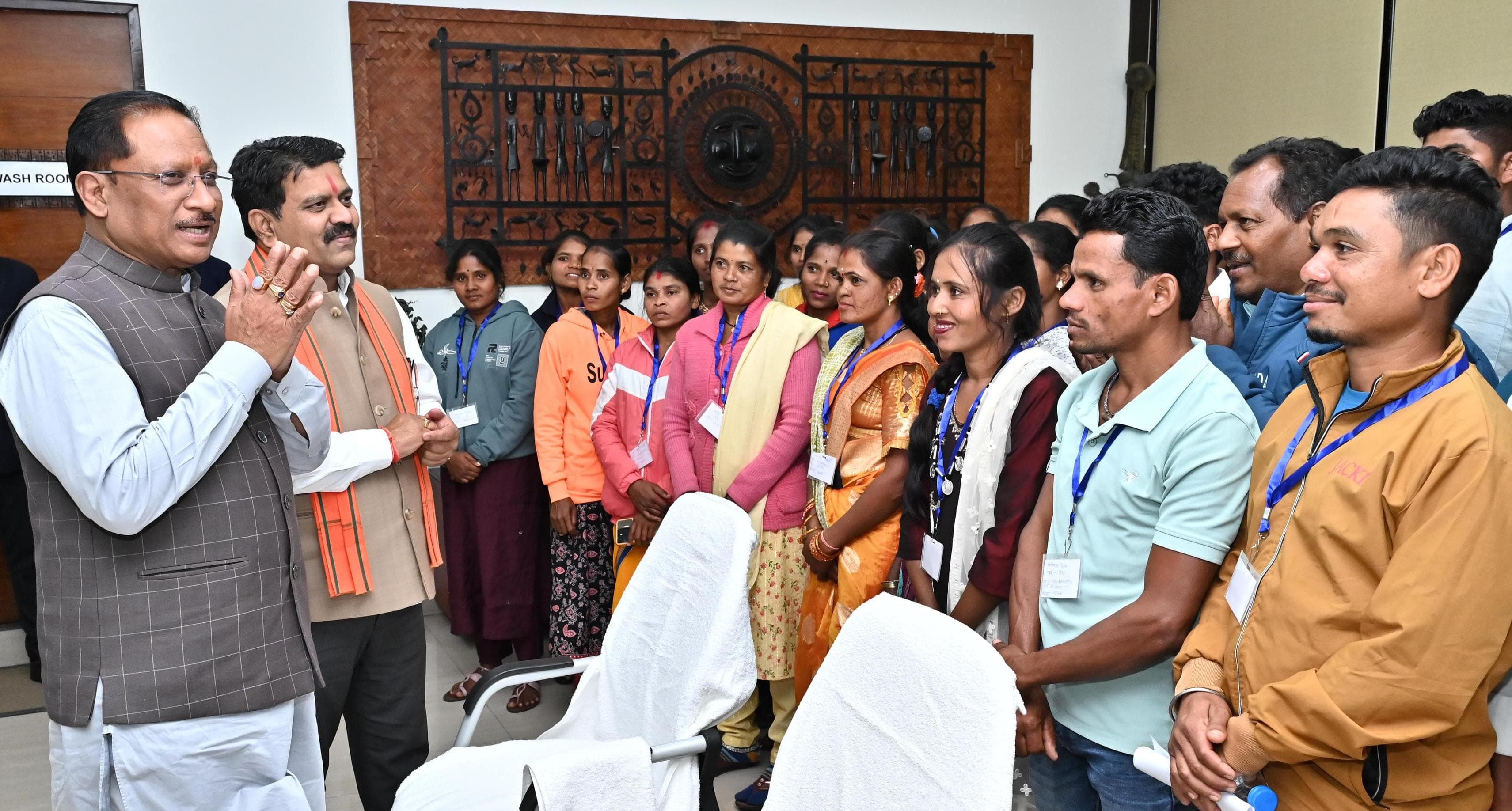 मुख्यमंत्री साय ने सुकमा जिले के पंचायत प्रतिनिधियों से की आत्मीय मुलाकात