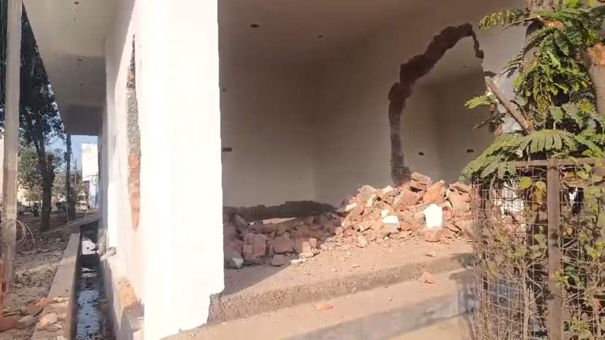 अतिक्रमण पर चला प्रशासन का बुलडोजर : बसंत बिहार कॉलोनी में तोड़े गए 15 से अधिक घर, इलाके में तनाव का माहौल