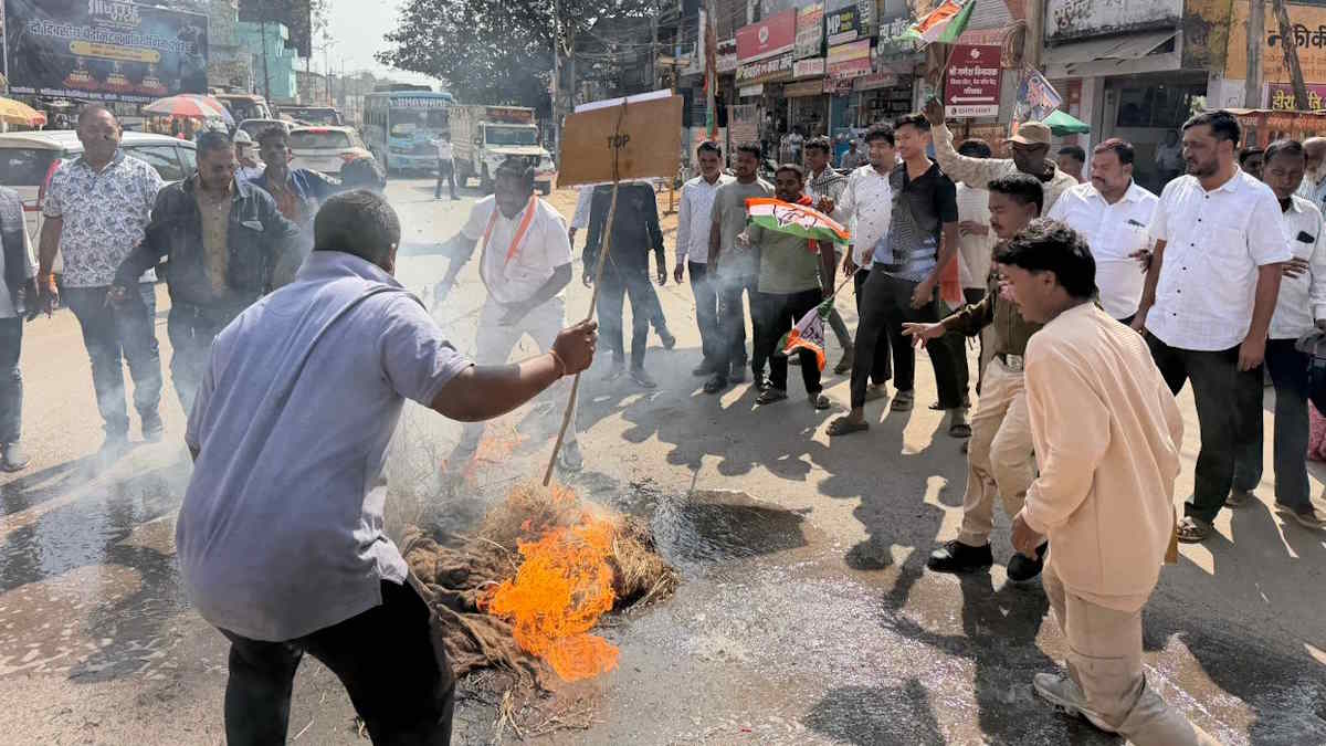 सैनिक स्कूल विवाद ने पकड़ा तूल, भाजपा के बाद अब सड़क पर उतरी कांग्रेस, डीईओ का किया पुतला दहन&hellip;