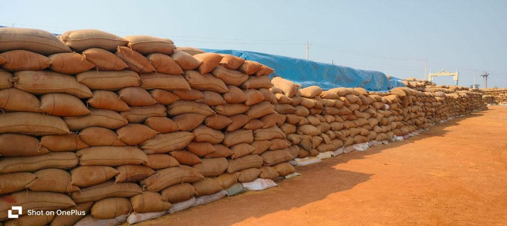 डोकराभाठा धान उपार्जन केंद्र में खरीदी ठप, उठाव नहीं होने से किसान परेशान