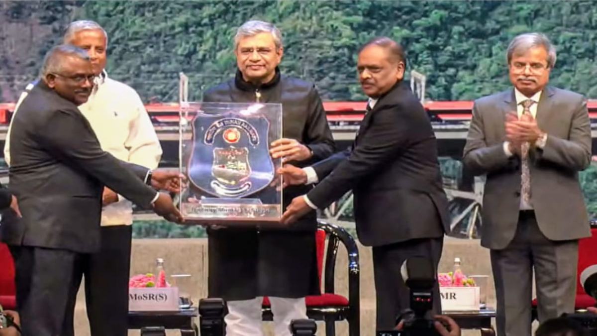 अति विशिष्ट रेल सेवा पुरस्कार&ndash;2025 से दक्षिण पूर्व मध्य रेलवे के अधिकारी-कर्मचारी सम्मानित, ज़ोन को मिली तीन प्रतिष्ठित शील्ड