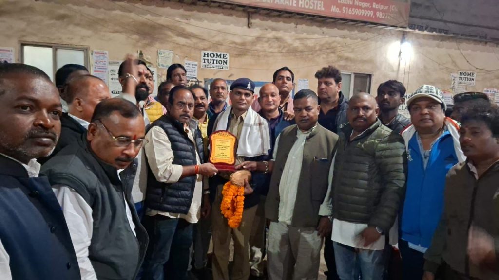 ड्यूटी पर तैनात यातायात आरक्षक से मारपीट के बाद कांग्रेस ने किया सम्मान, कहा&ndash; पुलिस के साथ मजबूती से खड़ी है पार्टी