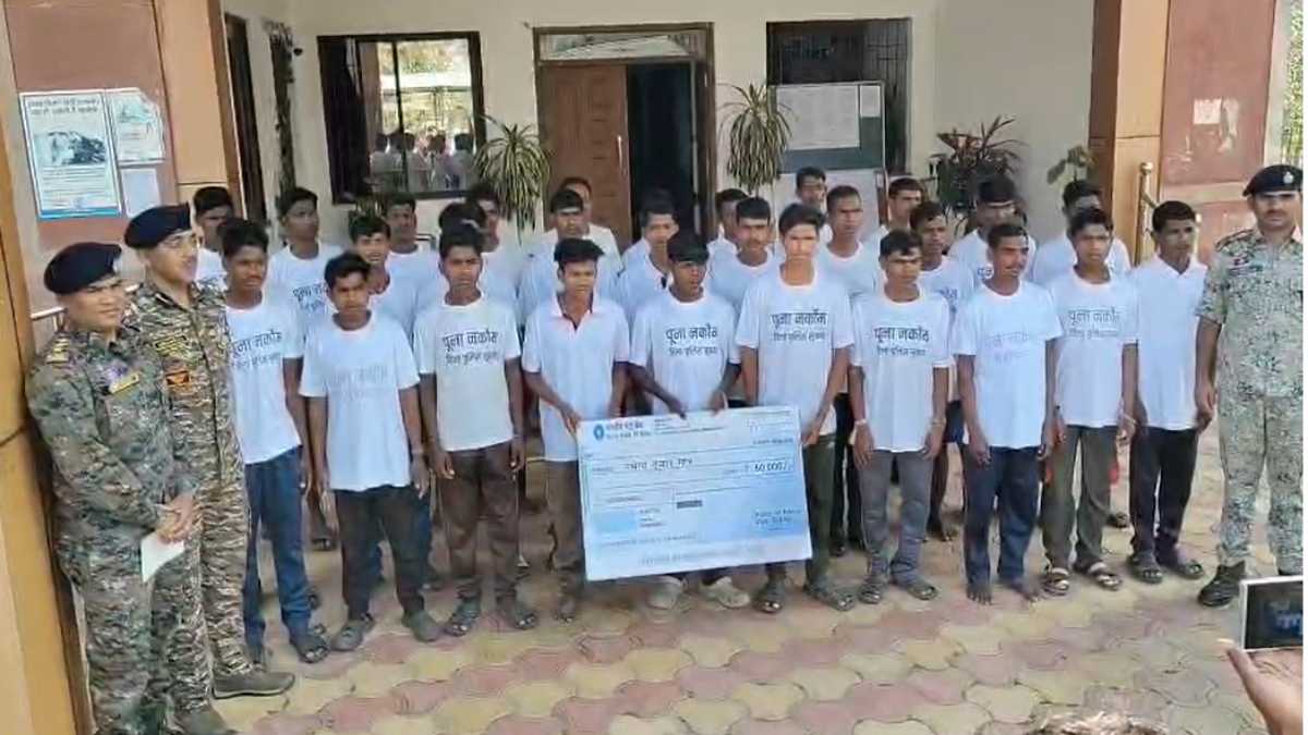 सुकमा में शांति की बड़ी पहल: दरभा&ndash;केरलापाल एरिया कमेटी के 29 नक्सलियों ने किया आत्मसमर्पण