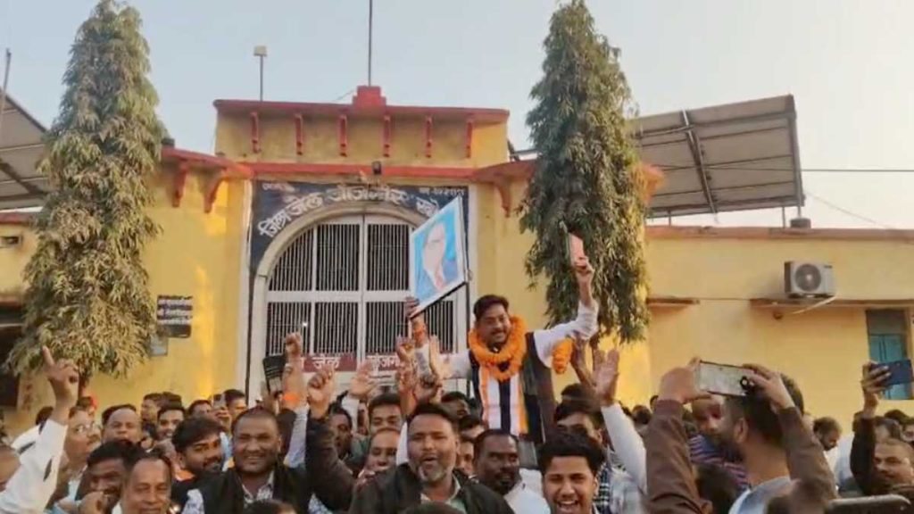 जमानत पर रिहा हुए जैजैपुर विधायक बालेश्वर साहू, जेल से बाहर आते ही समर्थकों ने किया भव्य स्वागत