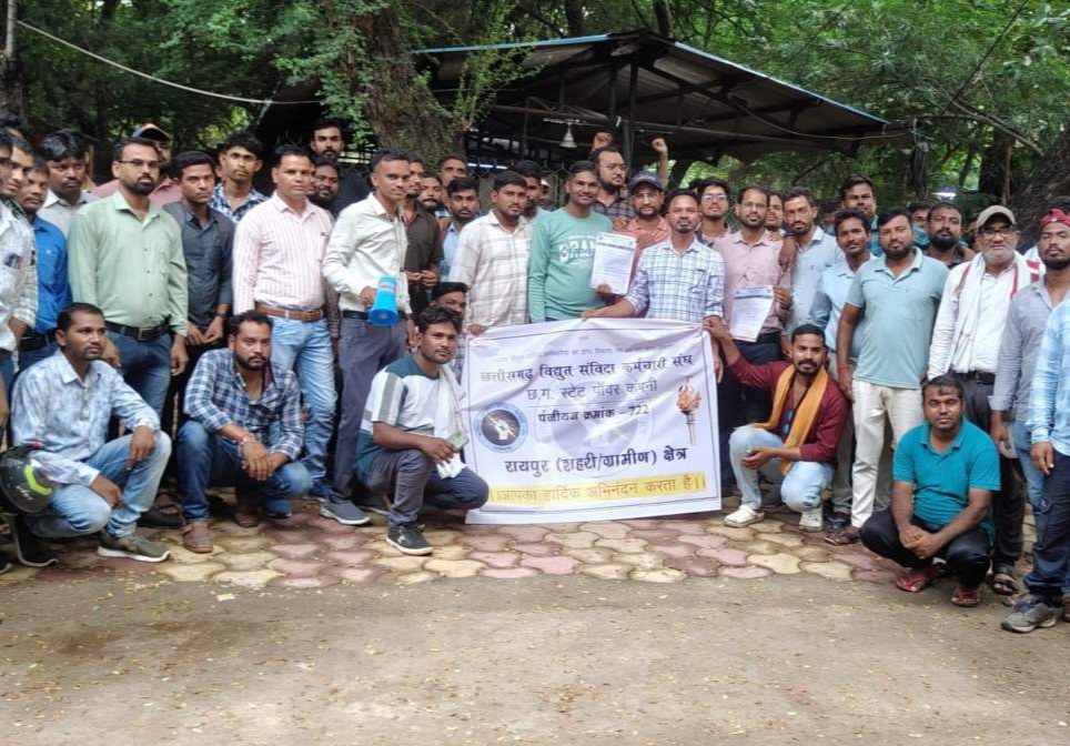 नियमितीकरण की मांग पर अड़े विद्युत संविदा कर्मचारी, तीन दिवसीय काम बंद के बाद अनिश्चितकालीन आंदोलन की चेतावनी