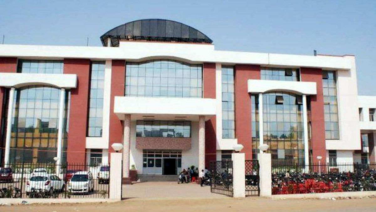 स्टाइपेंड रिवीजन और हॉस्टल सुविधाओं की मांग पर दंत चिकित्सकों की तीन दिवसीय हड़ताल, रायपुर में प्रदर्शन