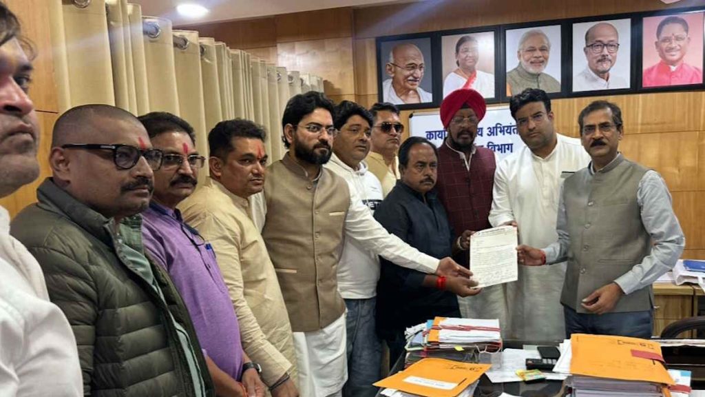 हीरापुर हादसे पर कांग्रेस का प्रदर्शन, पीडब्ल्यूडी और निर्माण एजेंसी पर लापरवाही का आरोप, 50 लाख मुआवजे की मांग