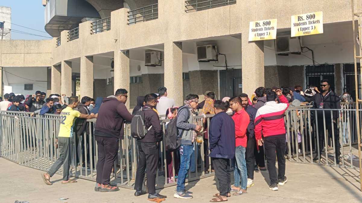 23 जनवरी का टी-20 मुकाबला: रायपुर में टिकटों के लिए लंबी कतारें, स्टूडेंट्स में खास क्रेज