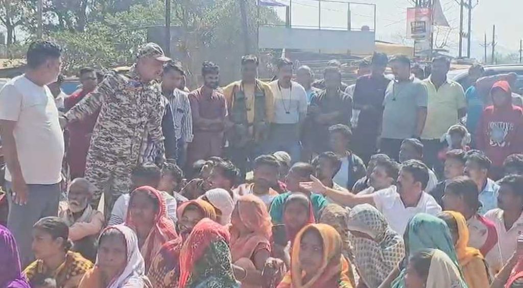 100 से अधिक घरों पर बुलडोजर कार्रवाई के खिलाफ विरोध, विधायक संग प्रभावित परिवार सड़क पर उतरे, नेशनल हाईवे जाम