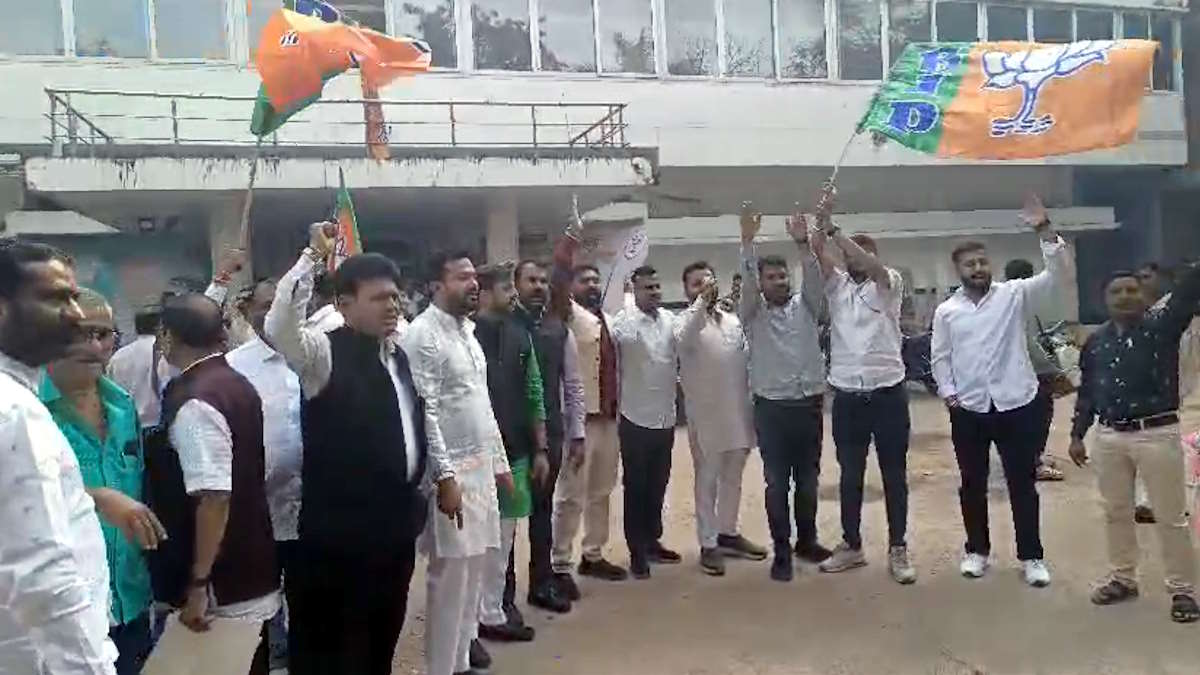 भाजपा के नए राष्ट्रीय अध्यक्ष नितिन नबीन की नियुक्ति पर प्रदेश कार्यालय में कार्यकर्ताओं ने पटाखे फोड़कर खुशी का इज़हार किया और जश्न मनाया