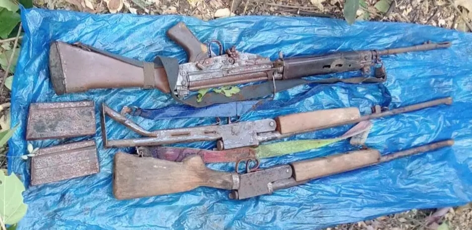 आत्मसमर्पित इनामी महिला नक्सली की निशानदेही पर बड़ी सफलता: धमतरी के जंगल से माओवादियों का हथियार डम्प बरामद