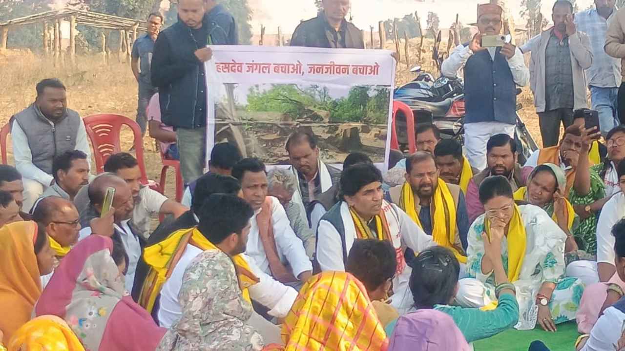 हसदेव अरण्य में नेताओं का विरोध: आदिवासी कांग्रेस के राष्ट्रीय अध्यक्ष व पूर्व एसटी आयोग अध्यक्ष को ग्रामीणों ने रोका