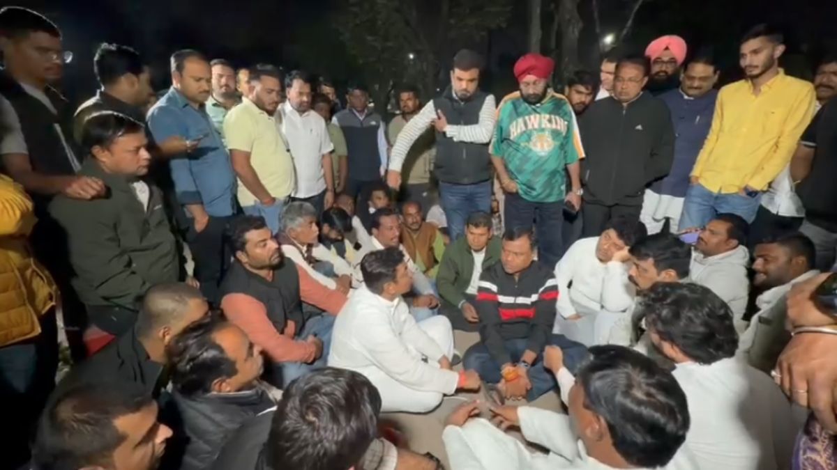 SIR में गड़बड़ी का आरोप: रायपुर तहसील कार्यालय में कांग्रेस का हंगामा, कार्यकर्ता हिरासत में, दीपक बैज सेंट्रल जेल में धरने पर