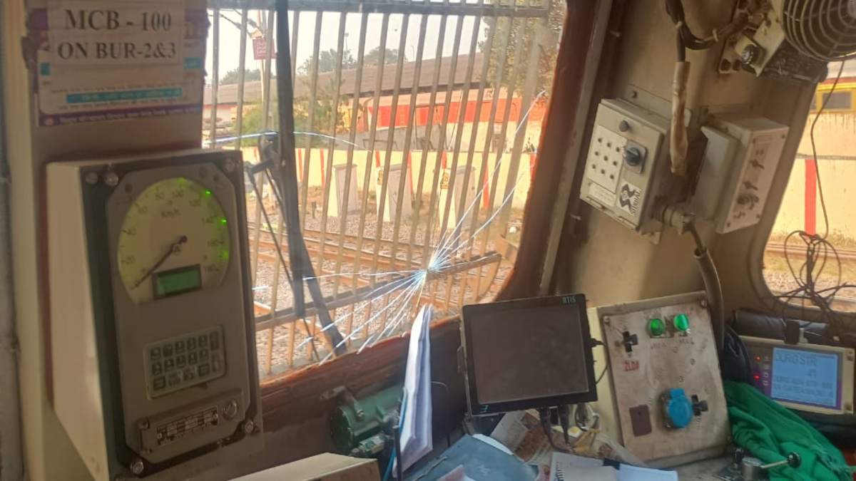 खुर्सीपार में राजधानी एक्सप्रेस पर पथराव, इंजन का कांच टूटा, RPF ने शुरू की जांच