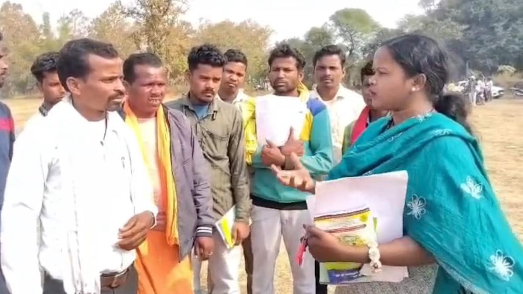 खनन ब्लास्टिंग से त्रस्त ग्रामीणों का लोक सुनवाई में उग्र विरोध, अधिकारियों का घेराव, आंदोलन की चेतावनी