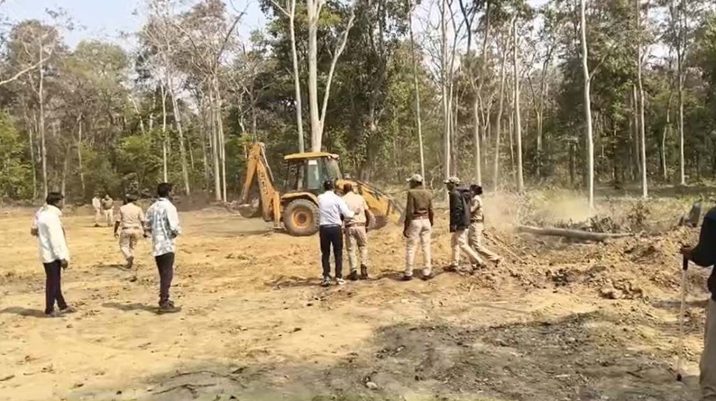 बालोद में वन भूमि पर अतिक्रमण के खिलाफ बड़ी कार्रवाई: दल्लीराजहरा में जेसीबी से तोड़े गए खेतों के मेड़, 30 एकड़ जंगल कराया मुक्त