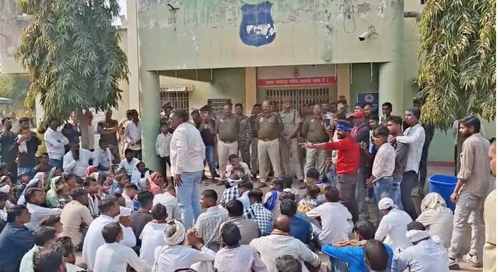 बेमेतरा मारपीट मामला: गिरफ्तारी में देरी से भड़का सतनामी समाज, भीम आर्मी के साथ नवागढ़ थाने का घेराव