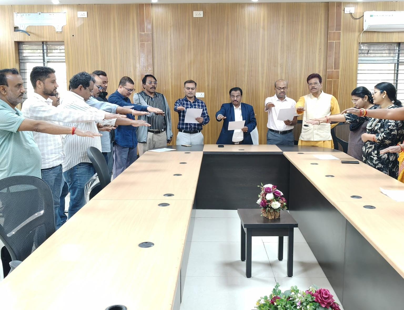 राष्ट्रीय मतदाता दिवस पर कुशाभाऊ ठाकरे विश्वविद्यालय में दिलाई गई मतदान की शपथ