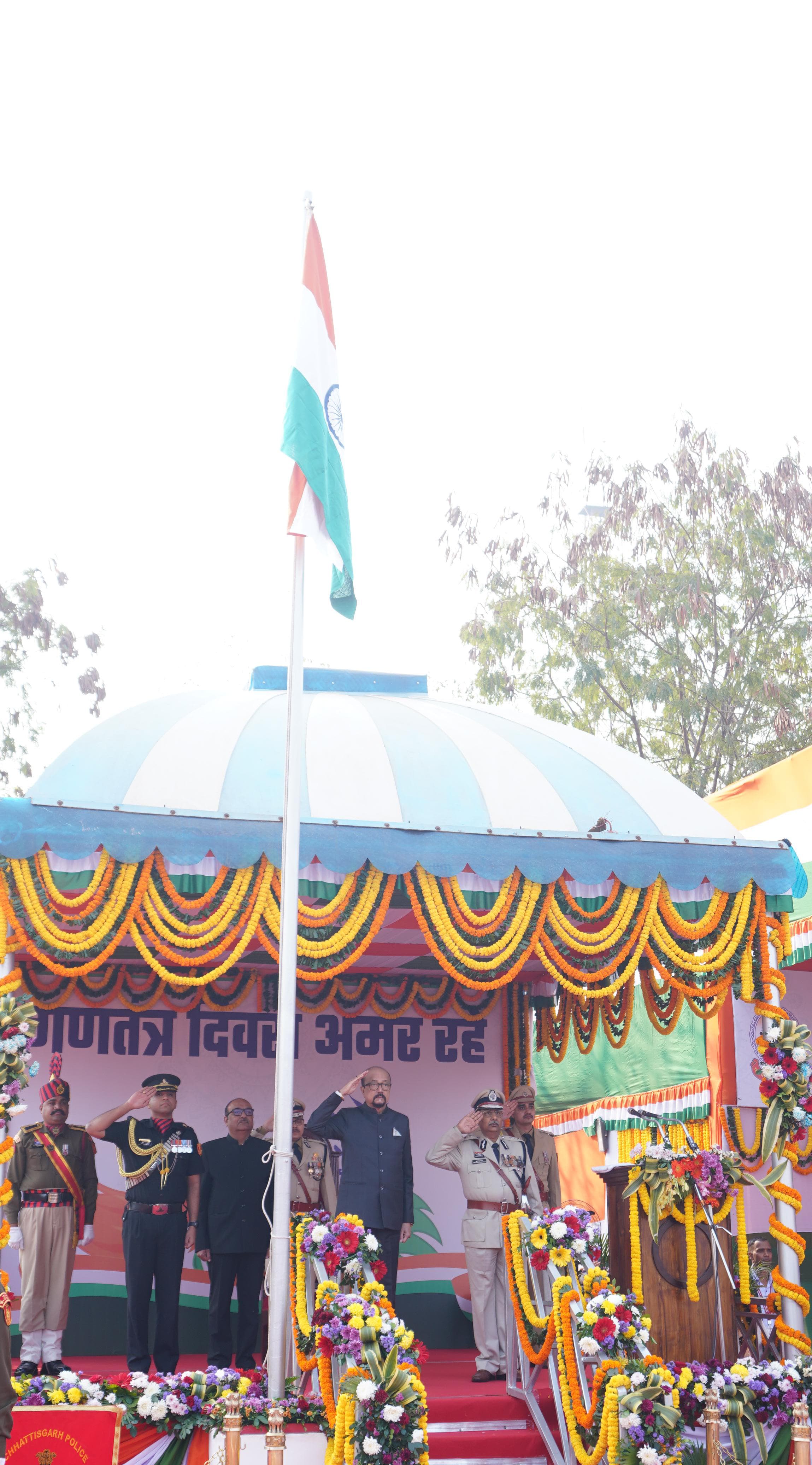 गणतंत्र दिवस पर रायपुर में राज्यपाल रमेन डेका ने फहराया राष्ट्रीय ध्वज, लोकतांत्रिक मूल्यों का किया स्मरण