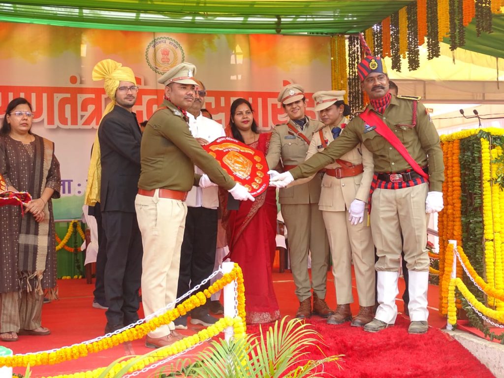 गणतंत्र दिवस पर बलौदाबाजार में भव्य समारोह, 14 जांबाज पुलिसकर्मी हुए सम्मानित
