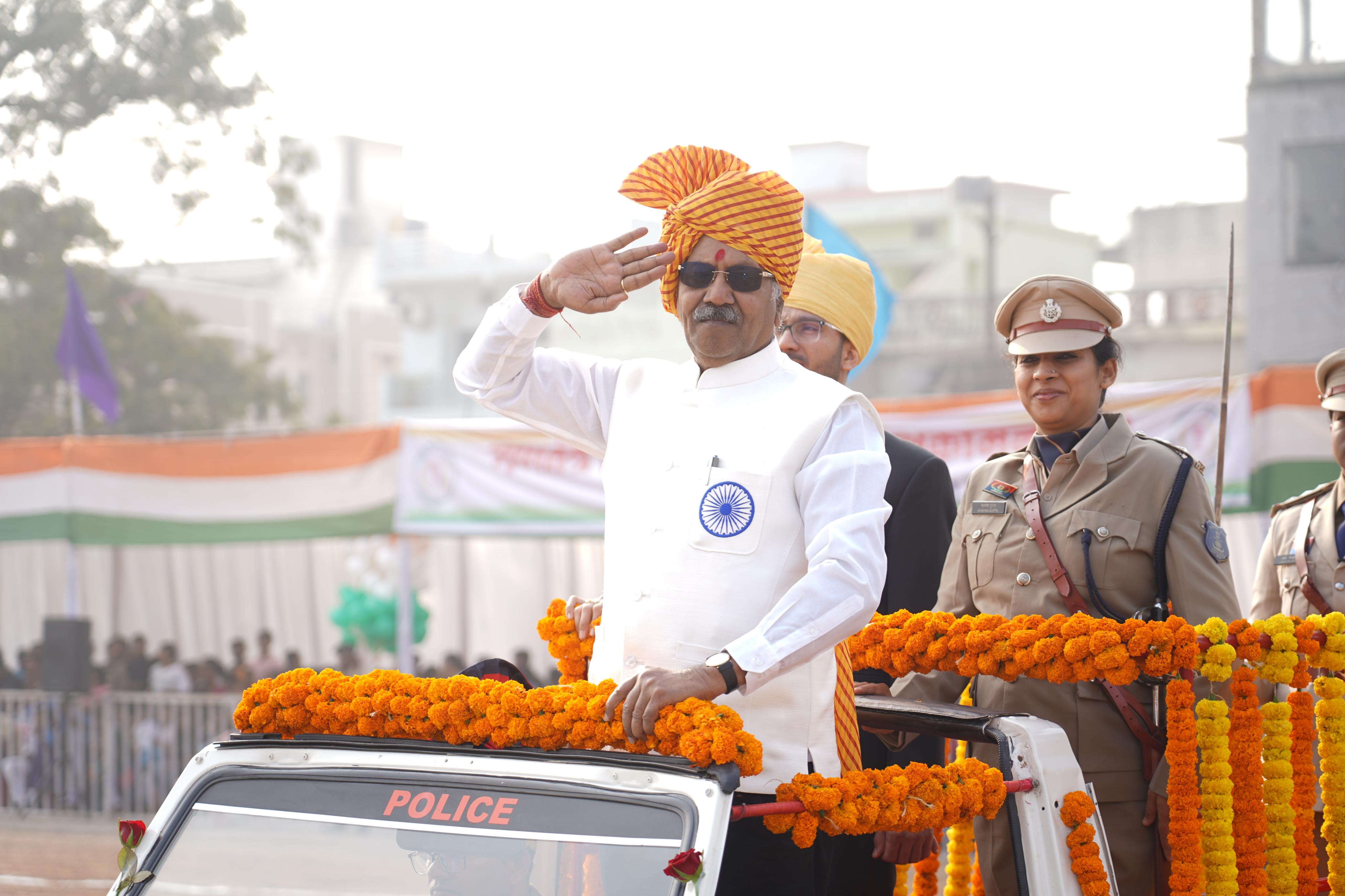 77वें गणतंत्र दिवस पर सांसद बृजमोहन अग्रवाल ने फहराया तिरंगा, शहीदों के परिजनों को किया सम्मानित