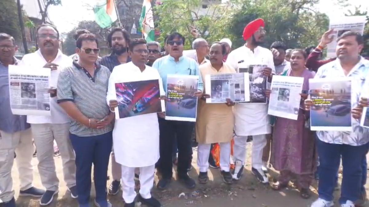 खुले नालों और बदहाल सड़कों के खिलाफ कांग्रेस का प्रदर्शन: एक्सप्रेस हाईवे पर धरना, आंदोलन तेज करने की चेतावनी