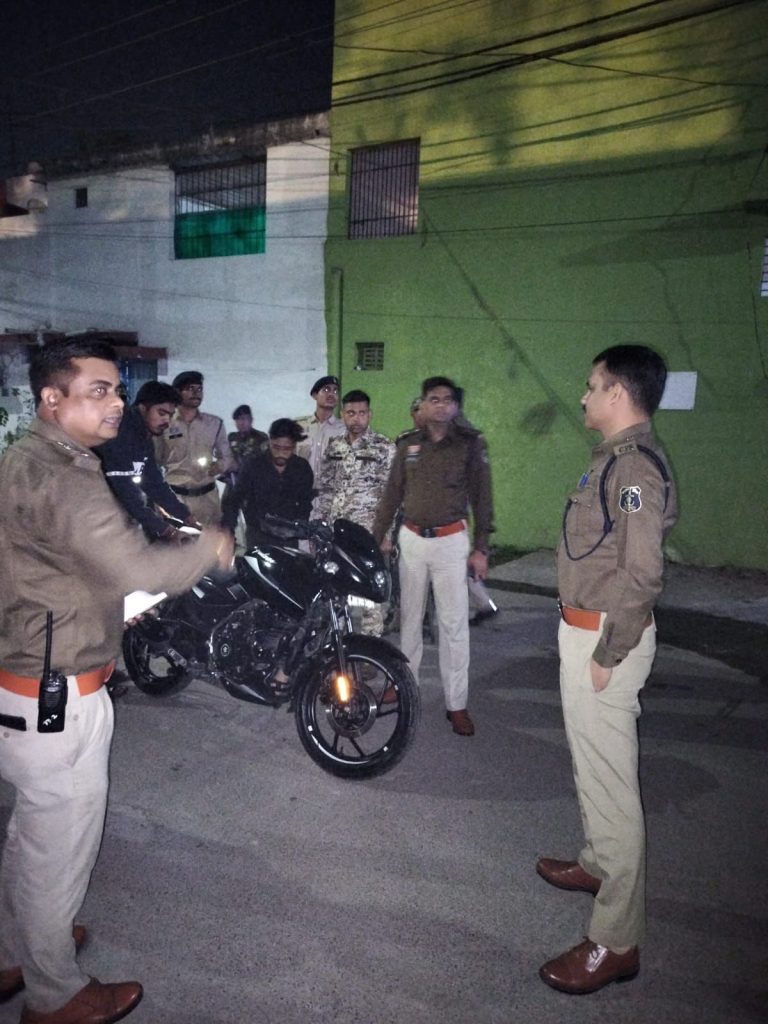 रायपुर मध्य जोन में विजिबल पुलिसिंग अभियान: संवेदनशील इलाकों में पैदल पेट्रोलिंग, नशे व असामाजिक तत्वों पर सख्त कार्रवाई