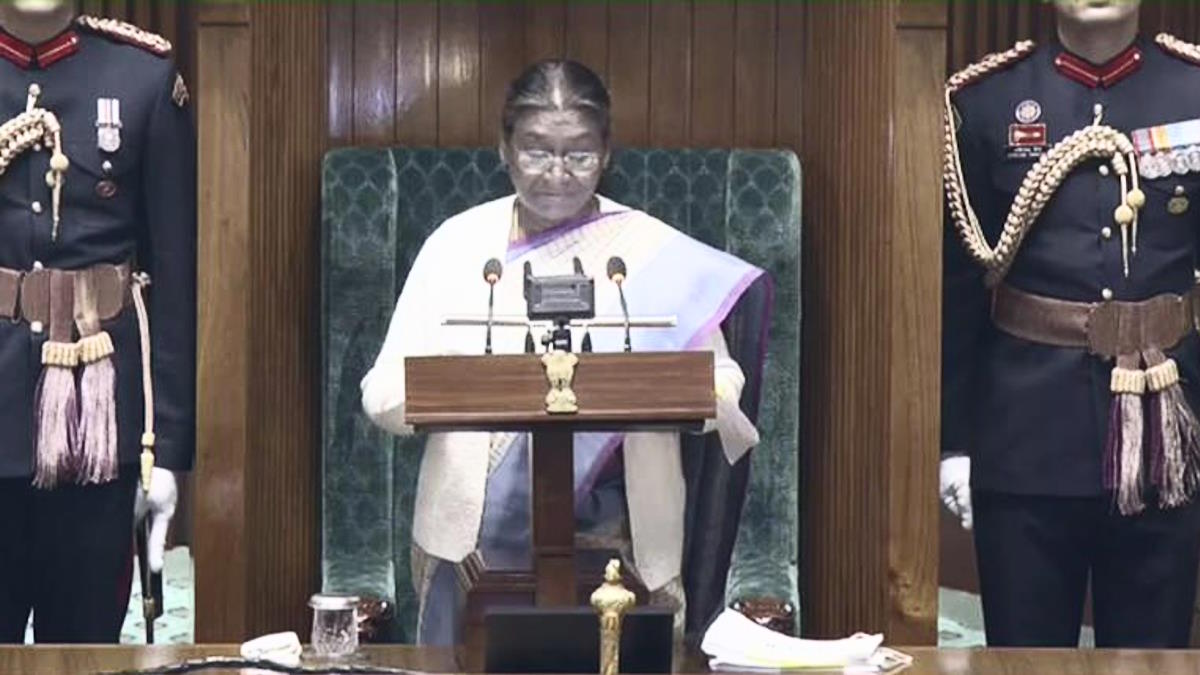बजट सत्र के अभिभाषण में राष्ट्रपति द्रौपदी मुर्मू ने किया बस्तर का उल्लेख, कहा&mdash; माओवाद प्रभावित इलाकों में हो रहे बदलाव को पूरा देश देख रहा है