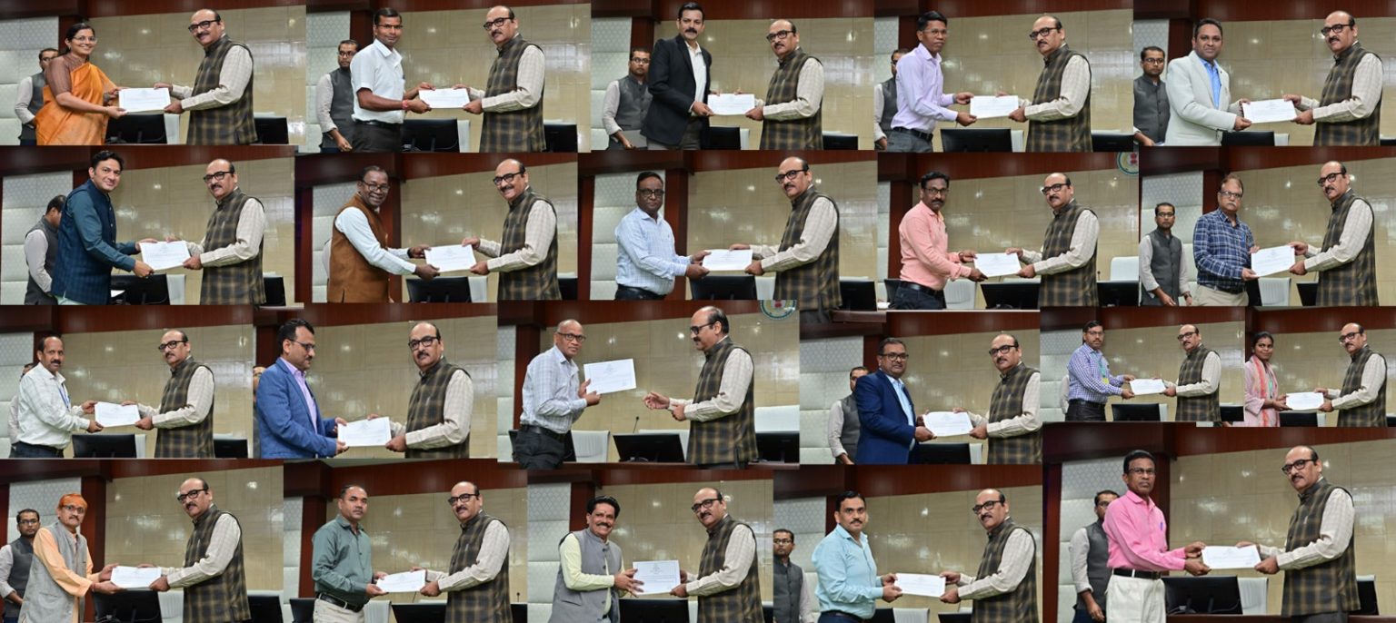 ई-ऑफिस में उत्कृष्ट कार्य करने वाले अधिकारी- कर्मचारियों को मुख्य सचिव ने किया सम्मानित, कहा &ndash; बायोमेट्रिक उपस्थिति दर्ज कराना अनिवार्य