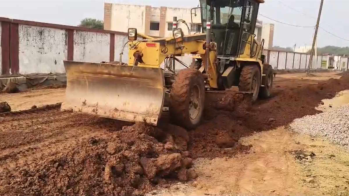 PWD की लापरवाही: आरंग-घूमराभाठा मार्ग निर्माण में नियमों की अनदेखी, पहली बारिश में ही धंसने का खतरा