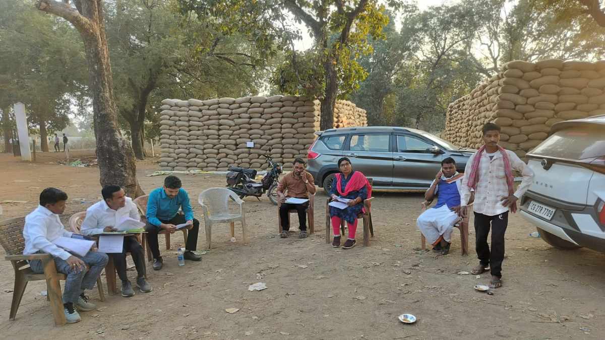 धान खरीदी केंद्र में लापरवाही पर प्रशासन सख्त: खरीदी प्रभारी और ऑपरेटर हटाए गए, तहसीलदार ने दिए FIR के निर्देश