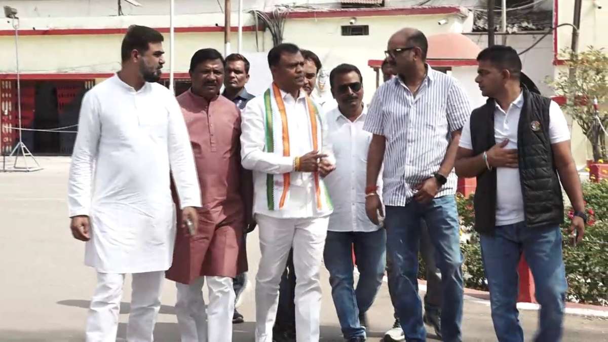 ​जेल में कवासी लखमा से मिले दीपक बैज: बोले- "आदिवासी नेताओं को बनाया जा रहा निशाना, फरवरी में जमानत की उम्मीद"