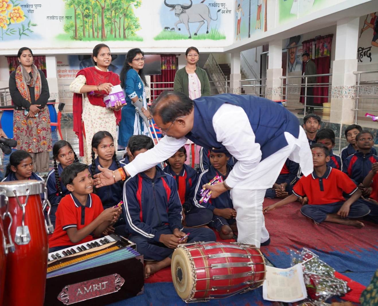 नारायणपुर: दिव्यांग बच्चों के बीच अचानक पहुंचे CM साय, हनुमान चालीसा सुन हुए मंत्रमुग्ध; स्कूल को बस की सौगात