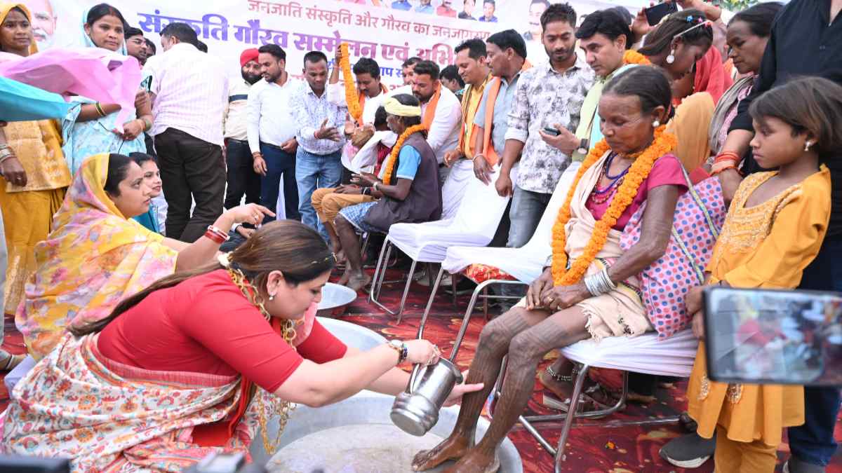 14 परिवारों के 66 सदस्यों ने की घर वापसी, विधायक भावना बोहरा ने पैर पखारकर किया स्वागत