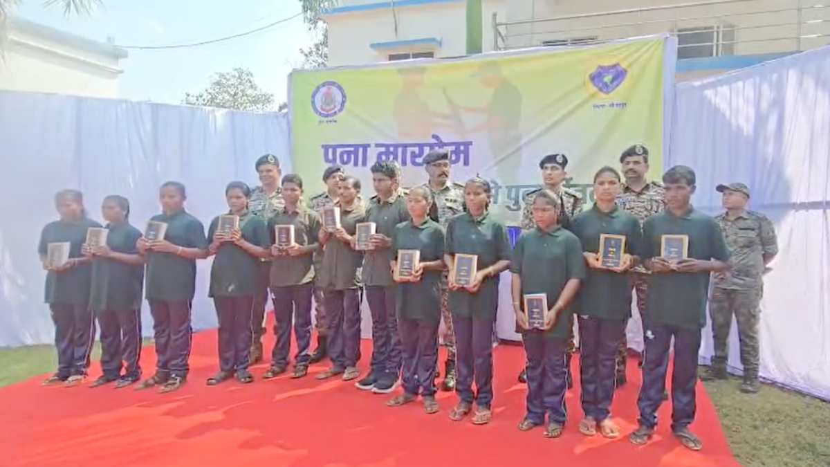 बीजापुर में पुलिस को बड़ी सफलता : हथियारों के साथ 12 माओवादियों ने किया सरेंडर, 54 लाख रुपए घोषित था इनाम