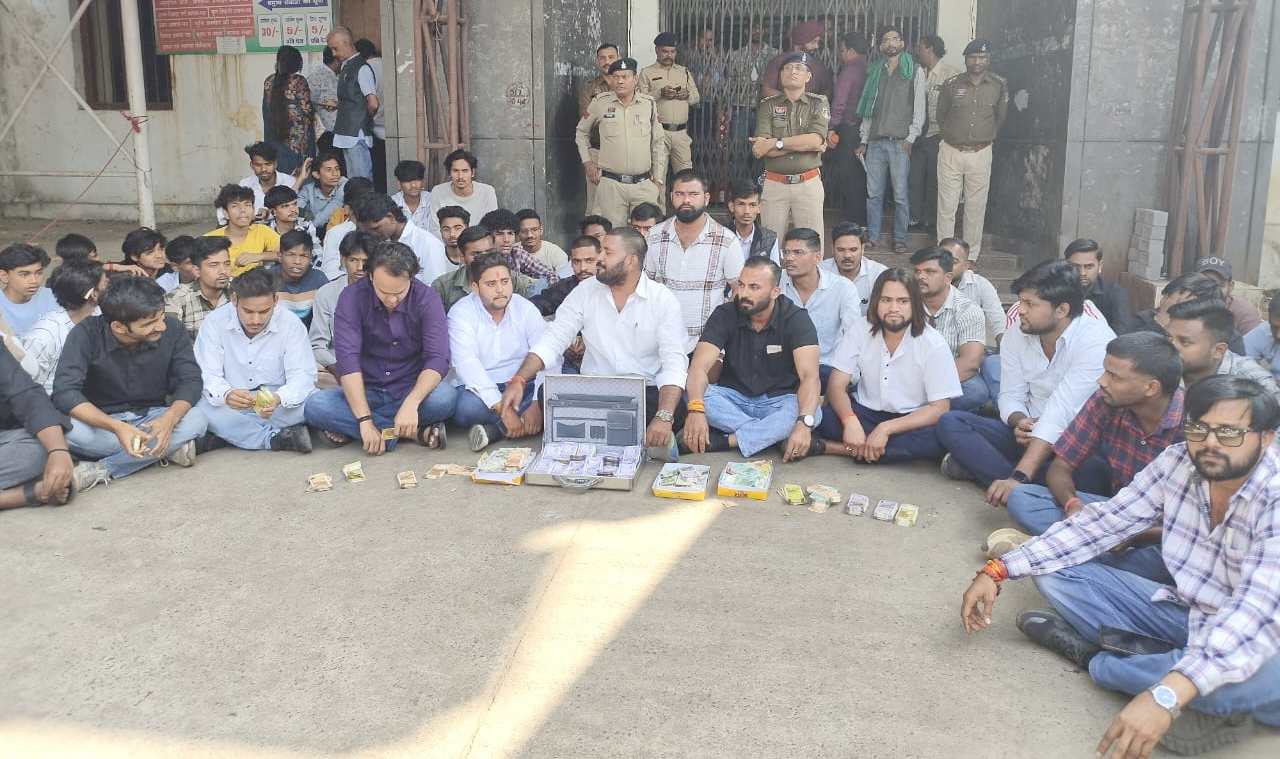 रायपुर: ड्रग कंट्रोलर पर बरसी NSUI; नकली दवा माफियाओं से सांठ-गांठ का आरोप, तहसील में किया जोरदार प्रदर्शन