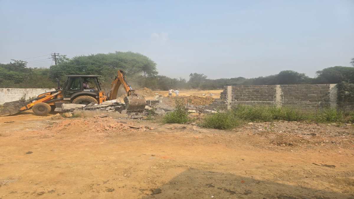 नाले में अतिक्रमण पर चला प्रशासन का बुलडोजर, राजस्व विभाग और नगर निगम की टीम ने की संयुक्त कार्रवाई